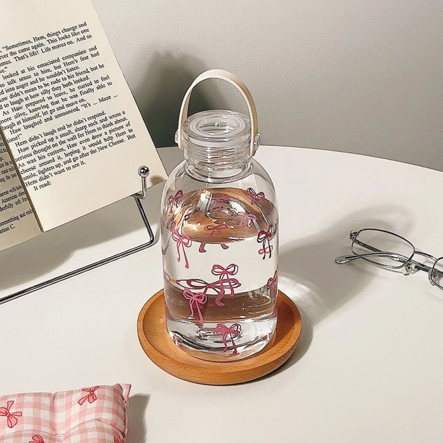 Bow Design Plastic Water Bottle 400/600ml – Transparent Portable Drink Bottle with Measurement Scale